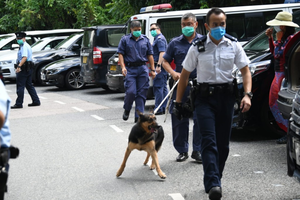 警方出動搜索犬搜山。