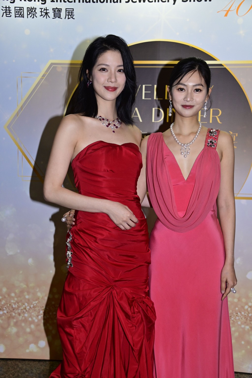 陈晓华与郭柏妍穿上性感晚装再配衬珠宝，非常高贵。