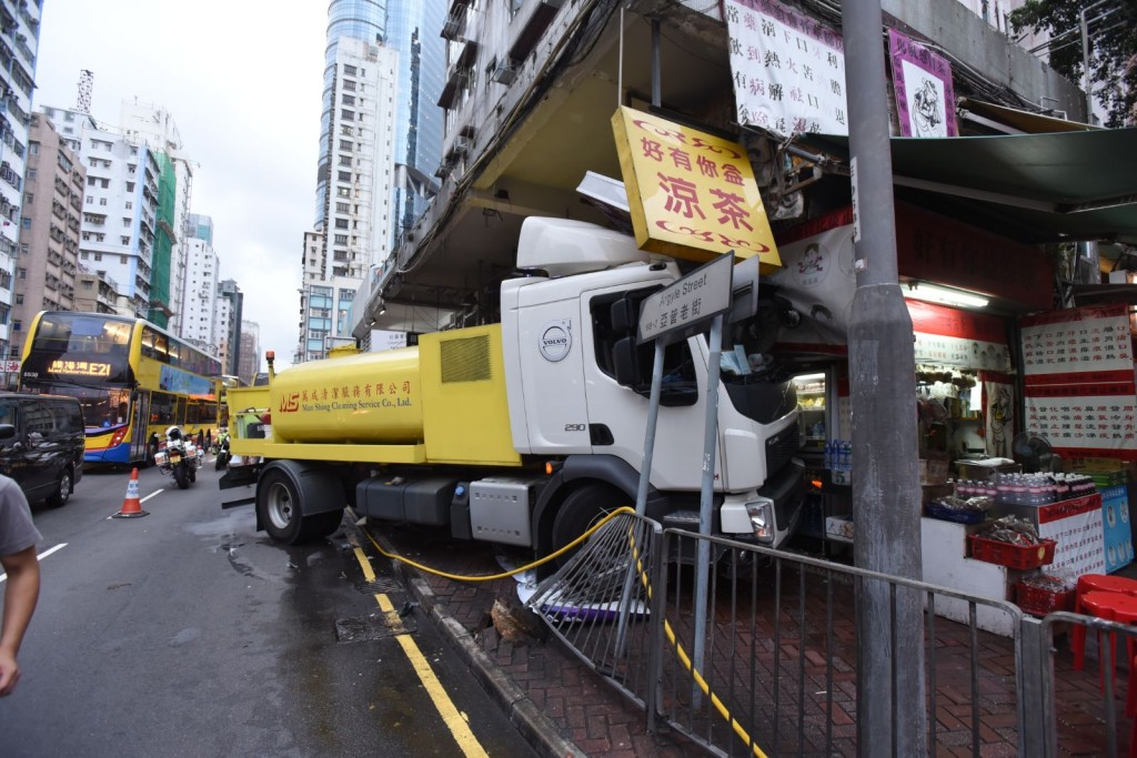 洗街車撞入涼茶舖。