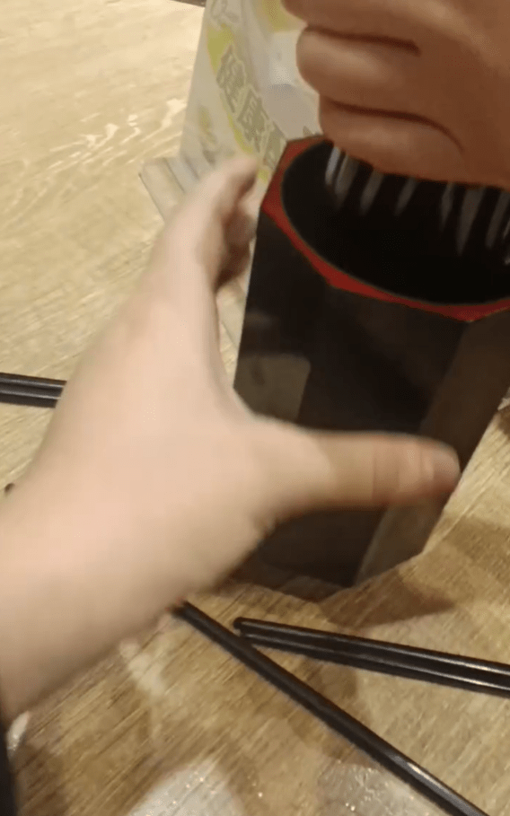 有網民在社交平台發布影片及帖文，指與朋友光顧譚仔三哥一間分店，發現筷子筒的底部全部都是麵包。omg._.qaq＠Threads 影片截圖