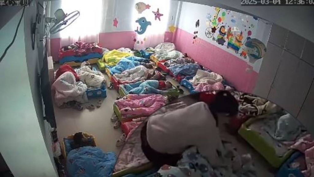 有家長表示在閉路電視影片，發現涉案幼兒園教師集體虐待孩童。抖音@遼寧盤錦幼兒園大規模nue童事件