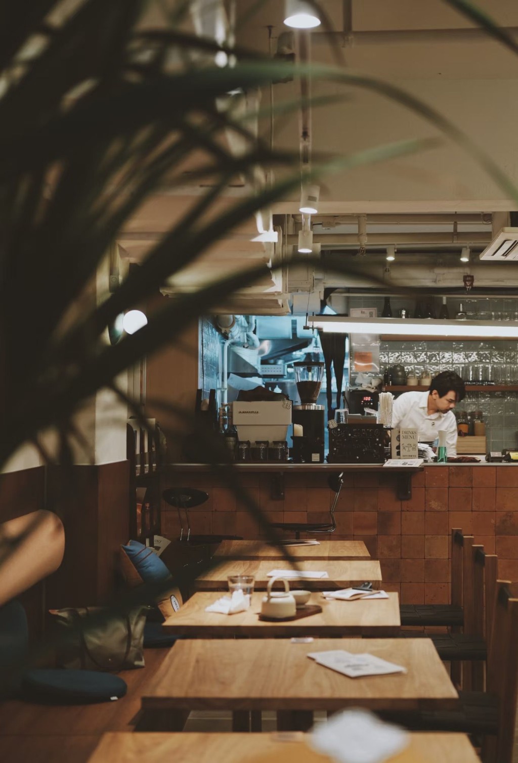 據她介紹，店鋪原本月租叫價9萬元，雖幸得鼓勵年輕人創業的業主給出少許優惠，租金仍處於高位；再加上4至5 名員工的人力成本、香港昂貴的商業水電費，每月固定開支就超過20萬港元。