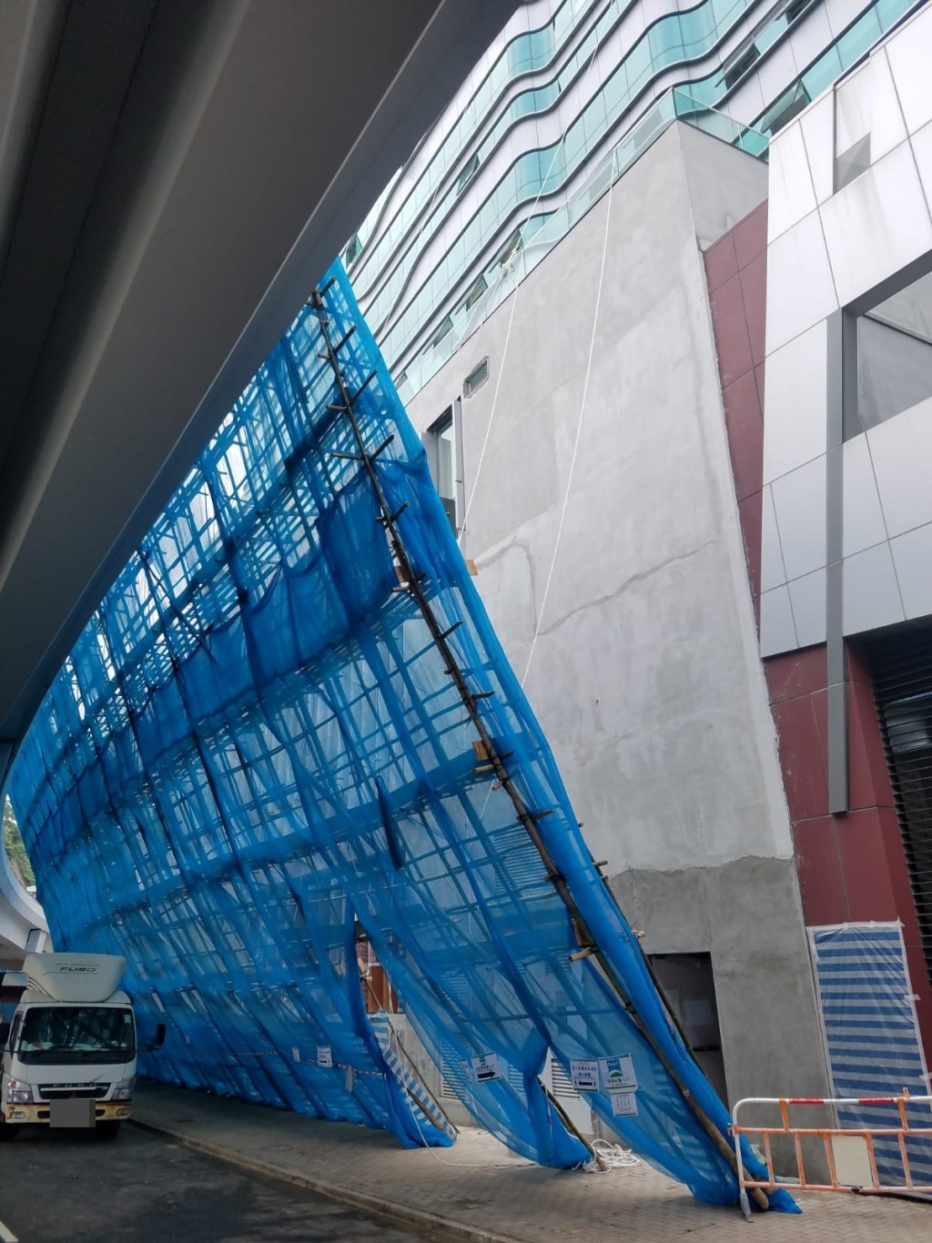 筲箕灣有巨型棚架倒塌。 楊偉亨攝