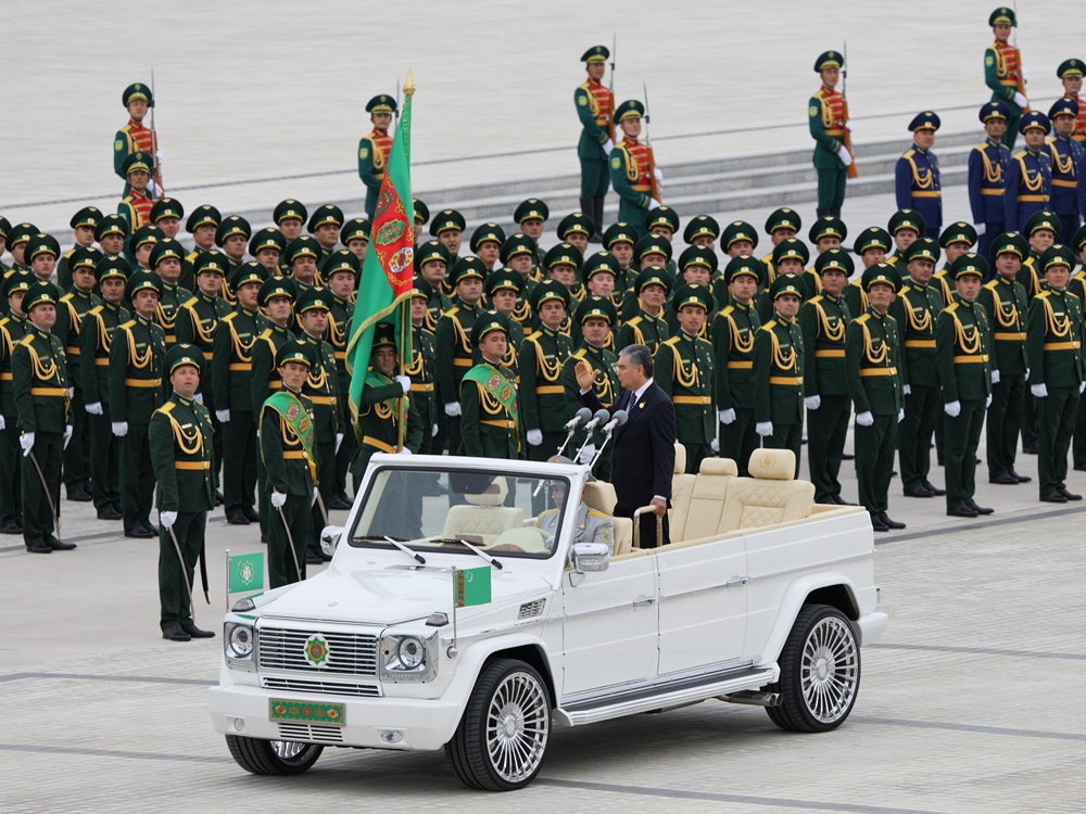 别尔德穆哈梅多夫乘坐礼车到达阅兵场地。路透社图片
