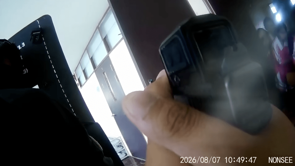 警员在确定现场环境安全后，立即指示躲藏在课室内的全体学生有序离场。