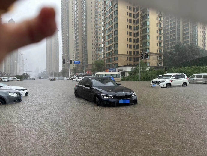 暴雨下瀋陽路面情況惡劣。