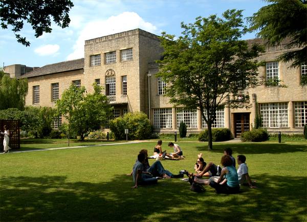 英国大学联招（UCAS）在每年九月接受申请，图为牛津大学。