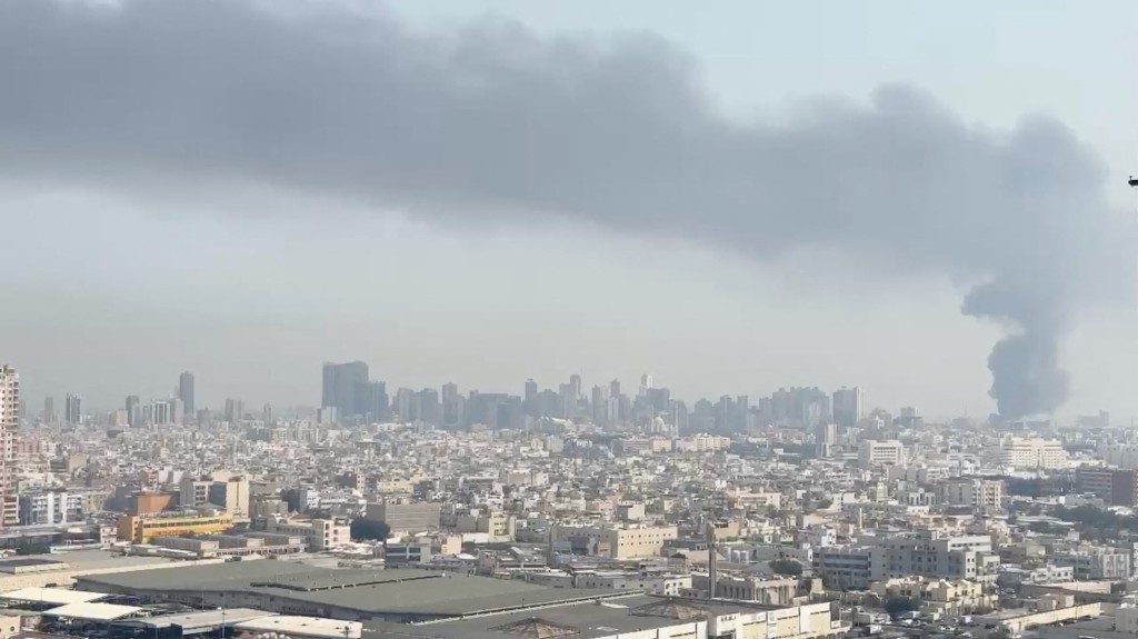 巴林首都马纳马（Manama）数栋住宅大楼遭袭，有浓出升至半空。路透社