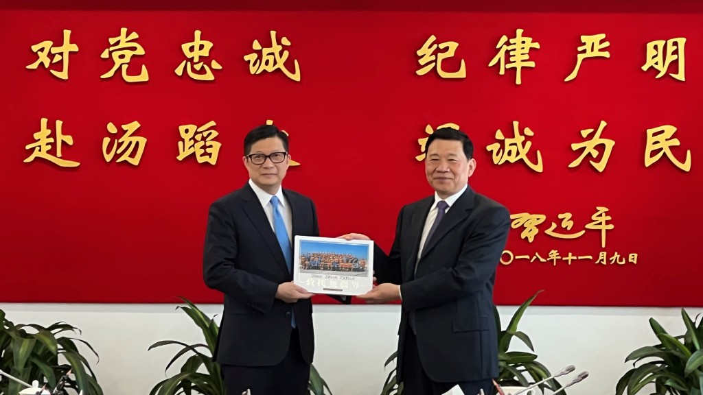 鄧炳強上午拜會應急管理部部長王祥喜、副部長徐加愛和國家消防救援局政委徐平與局長瓊色，就深化應急管理整體合作、相互交流訓練及跨境救援協作深入交流。政府新聞處