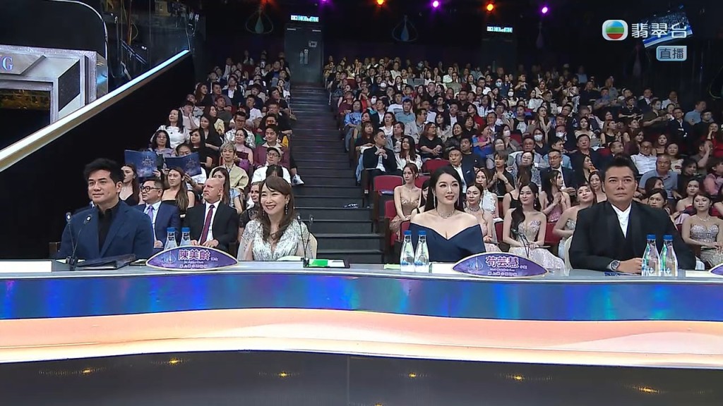 「最上鏡小姐」評判團:陳美齡、苟芸慧、伍允龍及謝天華。 「最上鏡小姐」評判團:陳美齡、苟芸慧、伍允龍及謝天華。