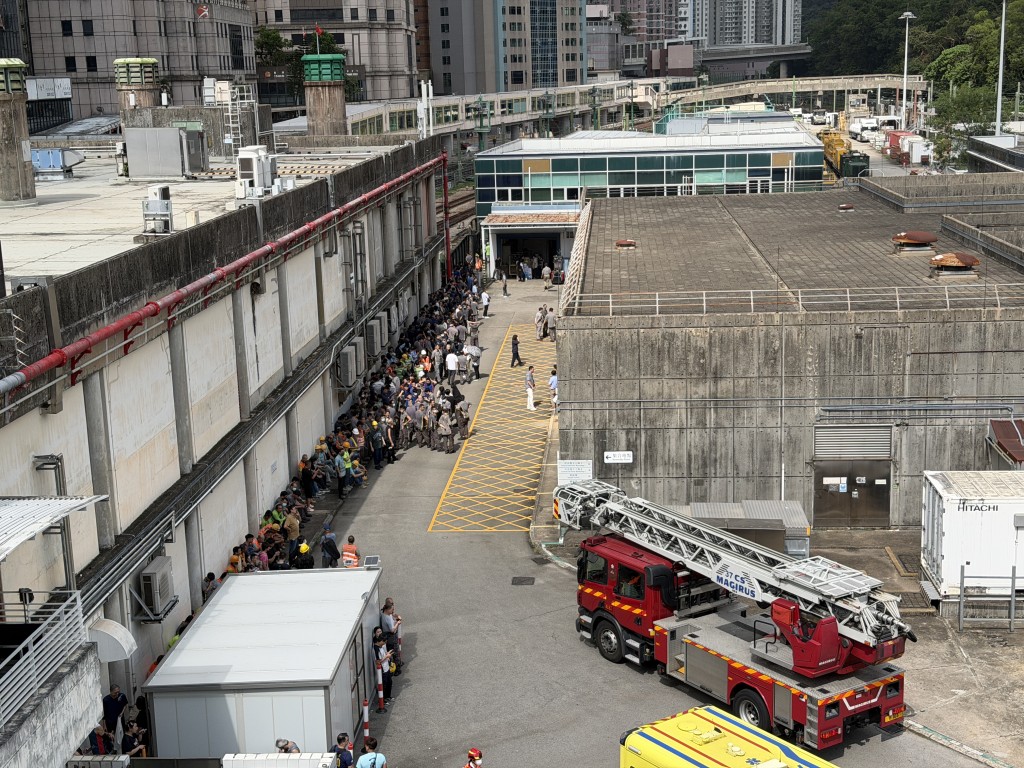 約150人疏散。