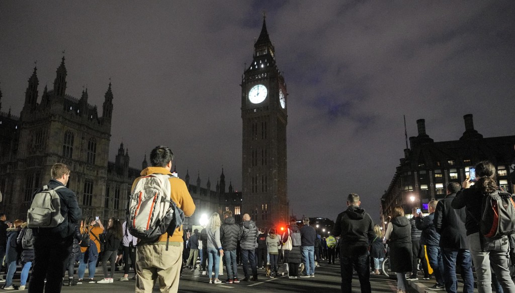 英國各地民眾在當地晚間8時停下手邊事務默哀1分鐘。AP