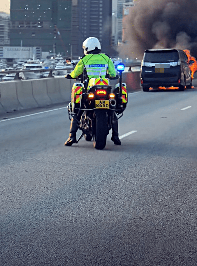 七人車火光熊熊。網圖