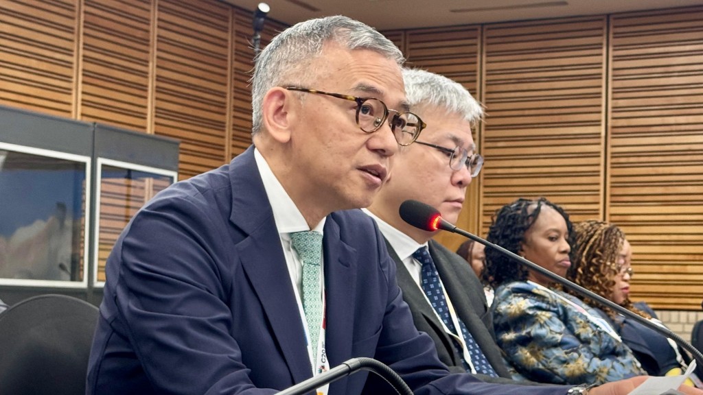 胡英明於南非舉行的二十國集團反腐敗工作小組會議發言,呼籲各國反貪機構加強溝通與合作,共建廉潔的世界。ICAC網頁圖片