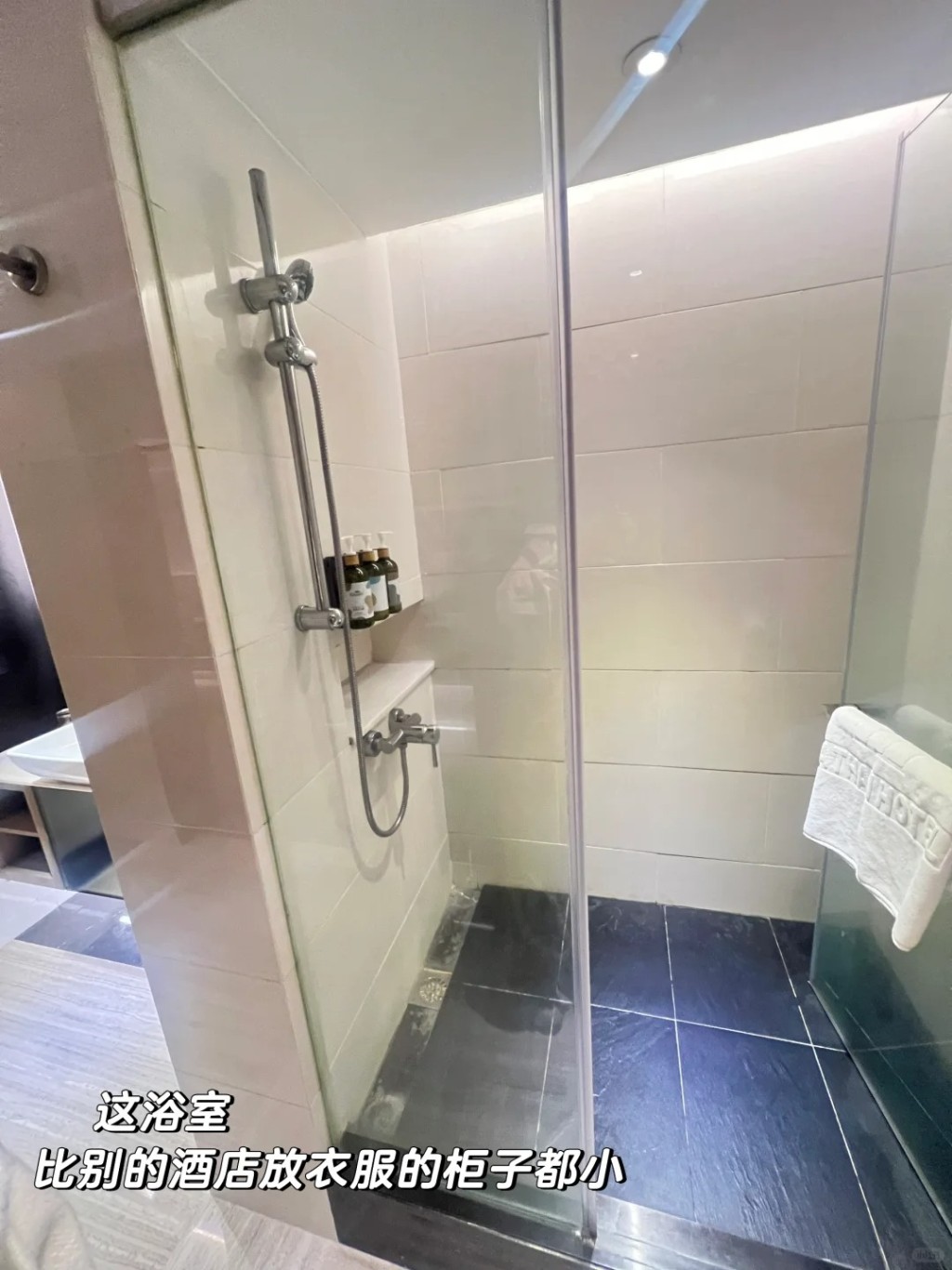2.洗手间的马桶正于淋浴间旁边，而且浴室空间细小