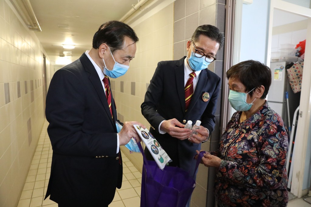 （左起）黎澤森和馬澤華向長者講解抗疫貼士。