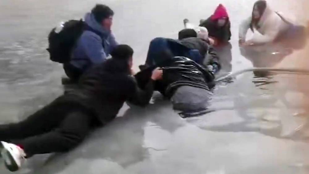 上海父子東北墮冰窿，「趴地」救人英雄身份曝光。