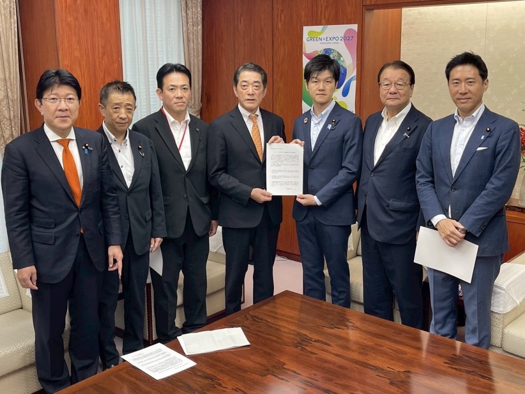 愛媛縣知事中村時廣等人向農林水產大臣鈴木憲和求助。 X / 塩崎彰久 愛媛縣知事中村時廣等人向農林水產大臣鈴木憲和求助。 X / 塩崎彰久