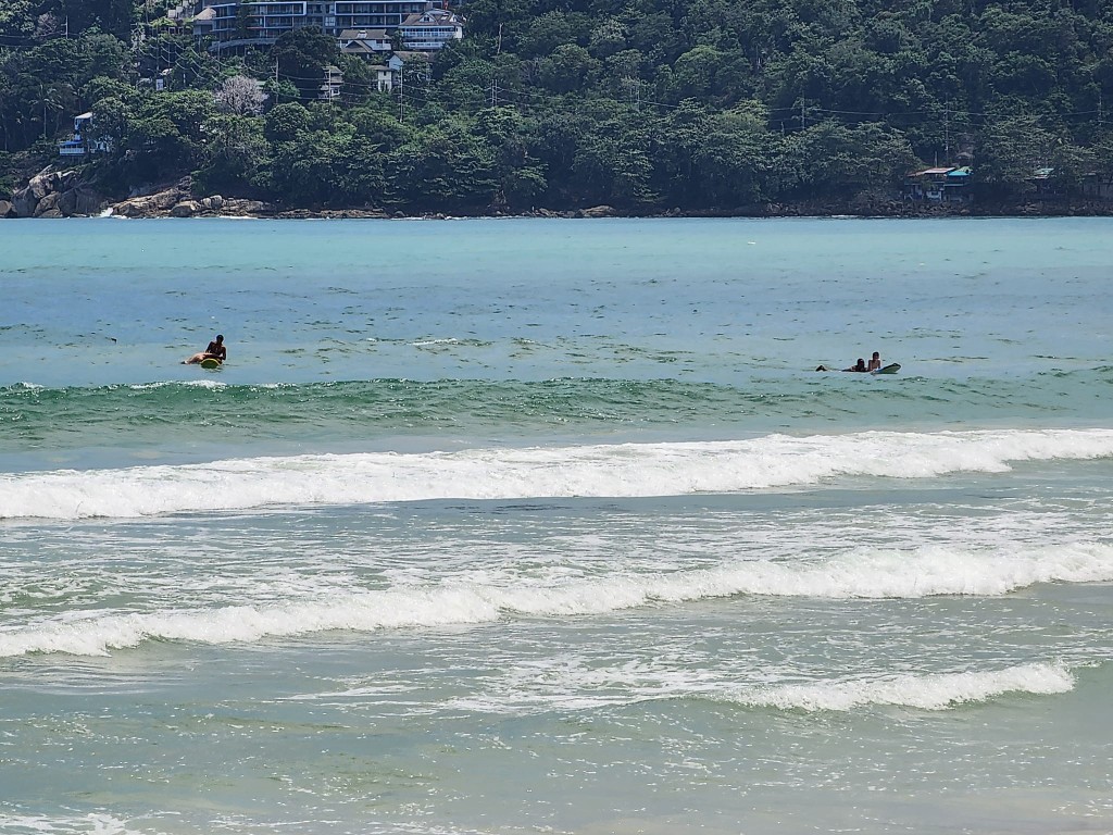 现场为布吉岛芭东海滩。Patong Surf Life Saving FB