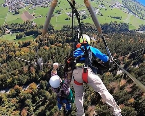 教練忘掛安全扣，男子千米高空緊抓橫桿飛了兩分鐘。(網圖)