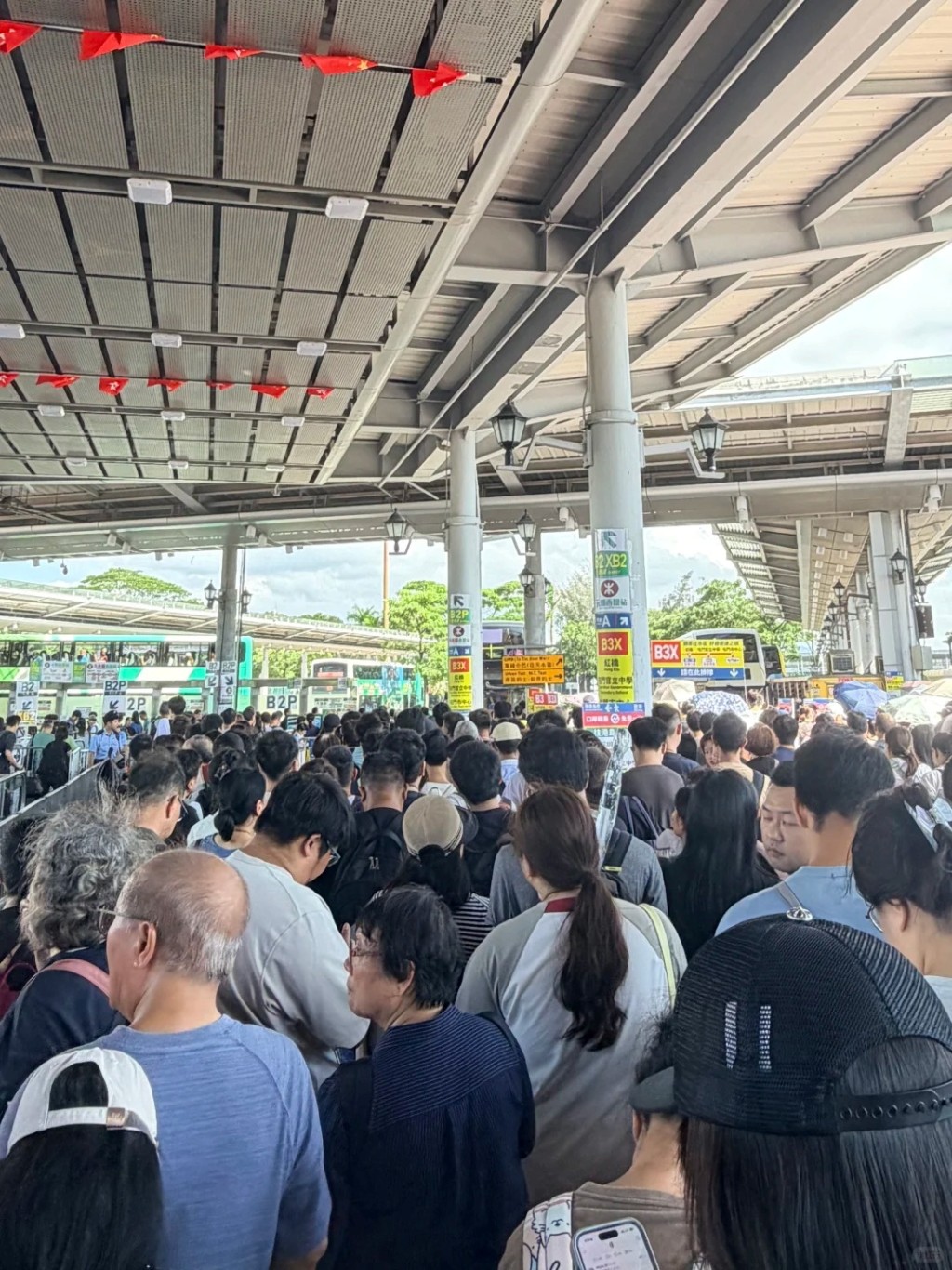 等候巴士返回市區的市民排起長長人龍。小紅書:MYinflow 等候巴士返回市區的市民排起長長人龍。小紅書:MYinflow