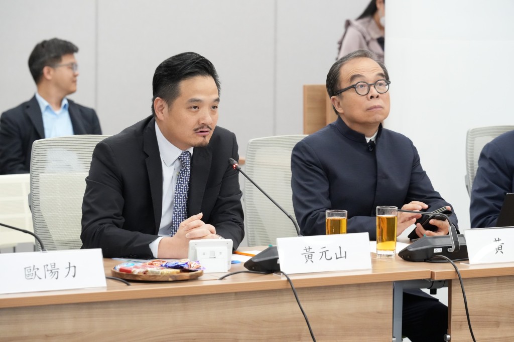 黃元山（左）說，行政長官已明確表示，會領導特區政府切實履行第一責任人的角色。