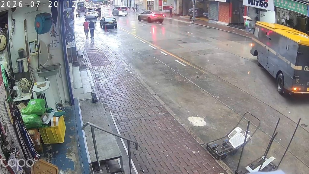 解款車橫越兩條行車線,斜斜衝向對面行人路。fb「車cam L(香港群組)」片段截圖 解款車橫越兩條行車線,斜斜衝向對面行人路。fb「車cam L(香港群組)」片段截圖