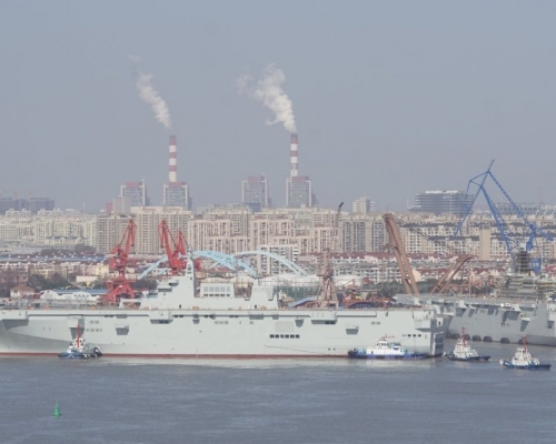 中国第三艘075型两栖攻击舰在上海沪东中华造船厂举行下水仪式。微博图片