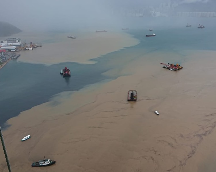 將軍澳日出康城對開有大量山泥湧出海面。網民:中指 香港突發事故報料區