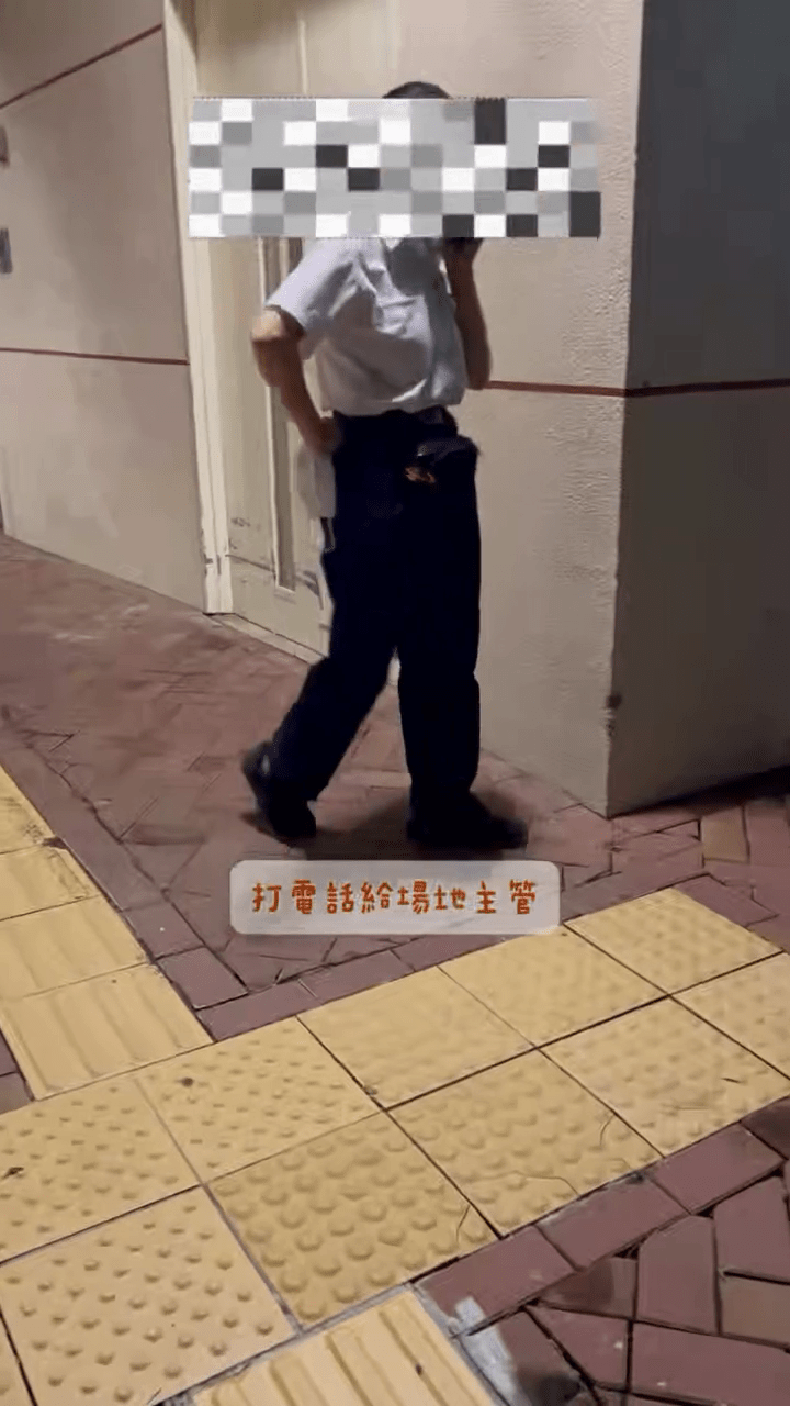 保安致電康文署場地主管,該主管於電話中聲稱「該場地不允許任何寵物進入」。 保安致電康文署場地主管,該主管於電話中聲稱「該場地不允許任何寵物進入」。