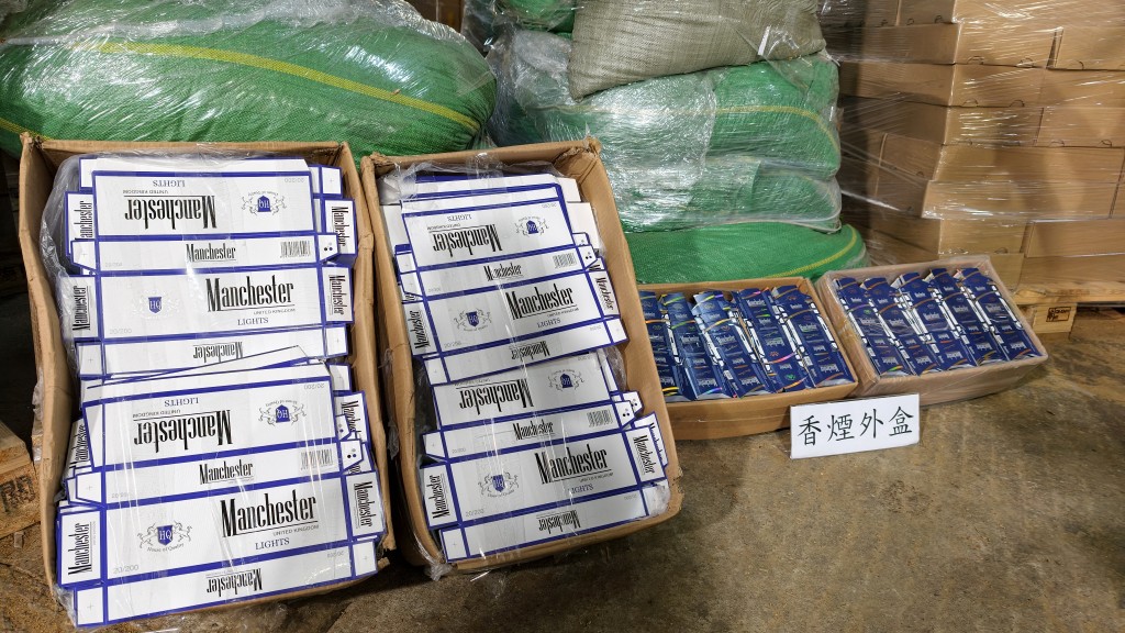 海關指場內檢獲的私煙雖用不同牌子的包裝盒,但使用的材料只是同一批煙草。 海關指場內檢獲的私煙雖用不同牌子的包裝盒,但使用的材料只是同一批煙草。