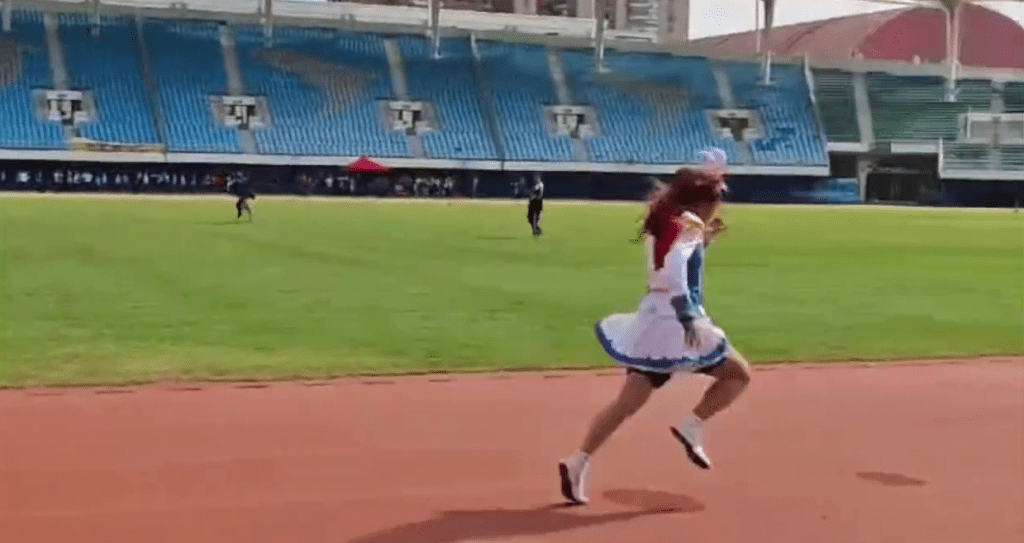 男生校運會穿裙子戴假髮跑步奪冠。