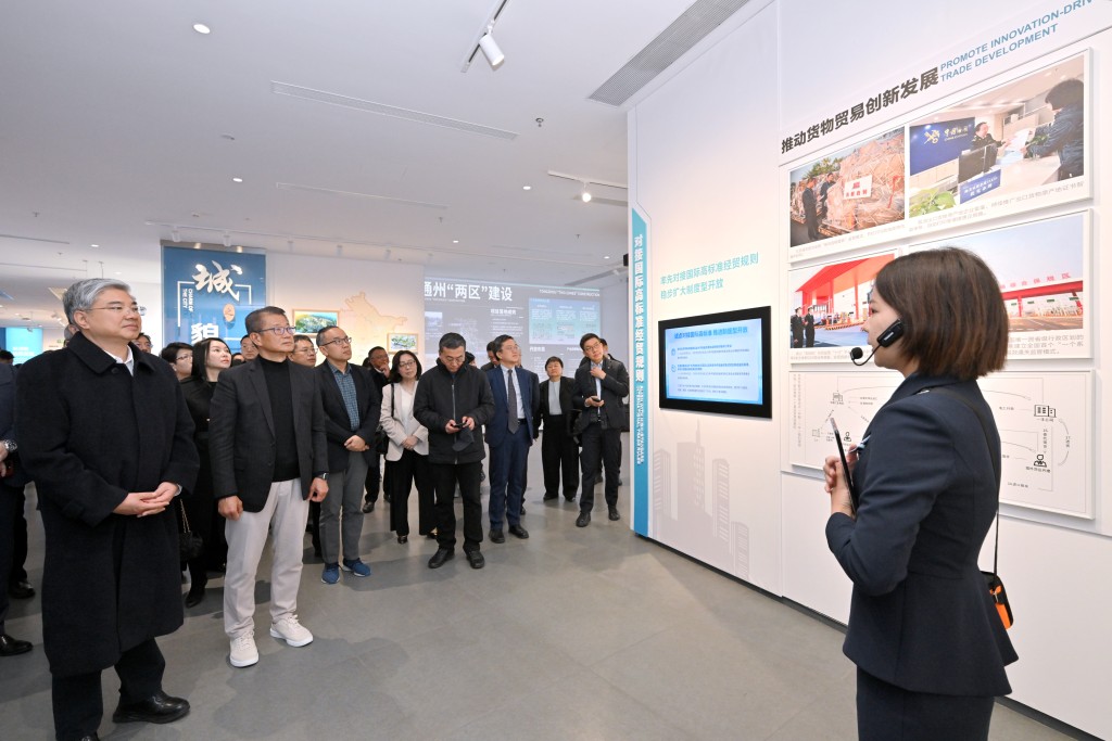 陳茂波(前排左二)及特區代表團成員在北京市政府黨組成員、副市長唐文弘(前排左一)陪同下參觀運河商務區,聽取人員講解。 陳茂波(前排左二)及特區代表團成員在北京市政府黨組成員、副市長唐文弘(前排左一)陪同下參觀運河商務區,聽取人員講解。