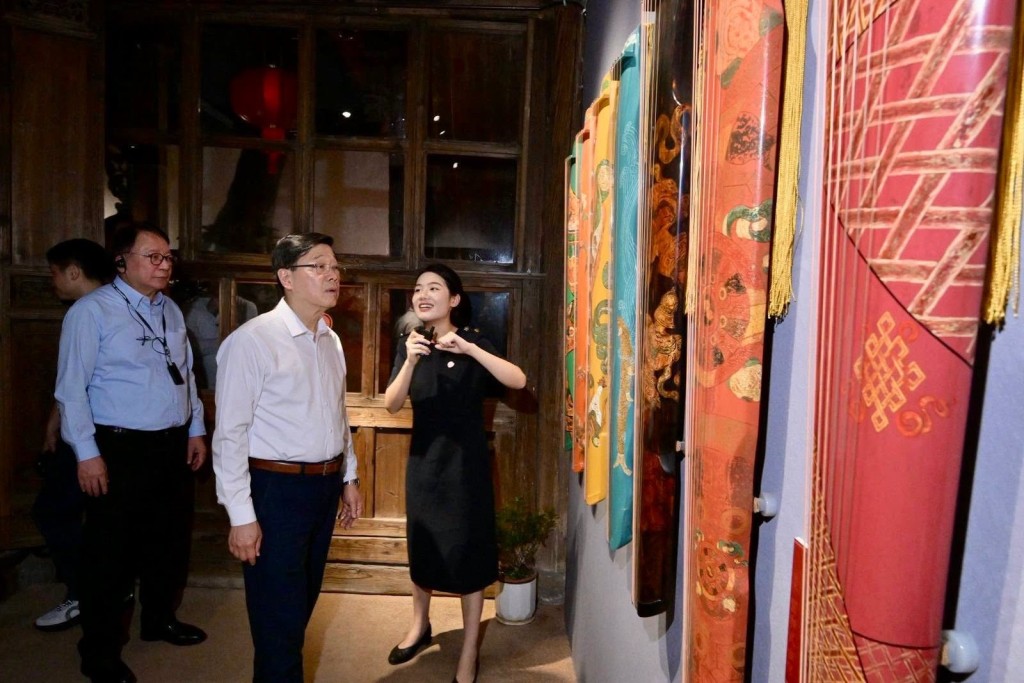 李家超昨天(22日)晚上,與團隊到訪福州的歷史文化街區「三坊七巷」。李家超FB圖片 李家超昨天(22日)晚上,與團隊到訪福州的歷史文化街區「三坊七巷」。李家超FB圖片