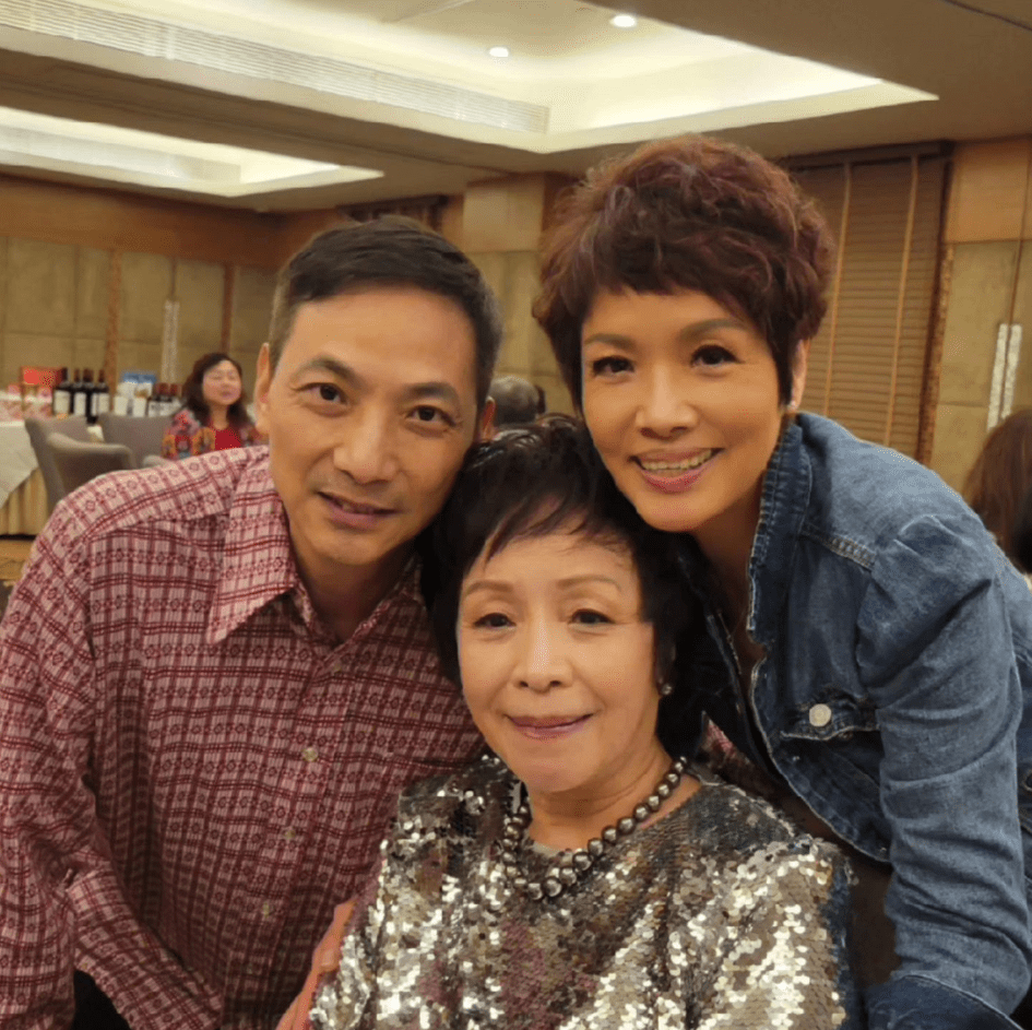 宝珮如与老公邓秋雄为Josephine家姐庆祝生日。