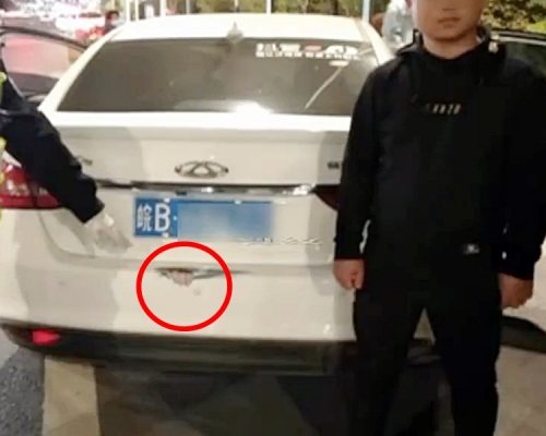 安徽司機驚見前方車尾箱露出求救之手,警方到場後揭發惡搞事件。影片截圖