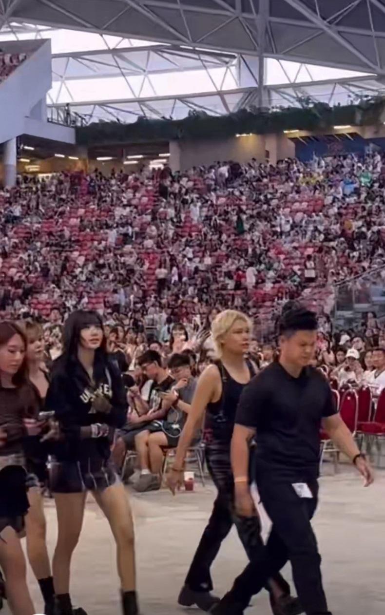 韓國女團BLACKPINK成員Lisa（左二）亦有飛去新加坡睇Taylor Swift巡唱。