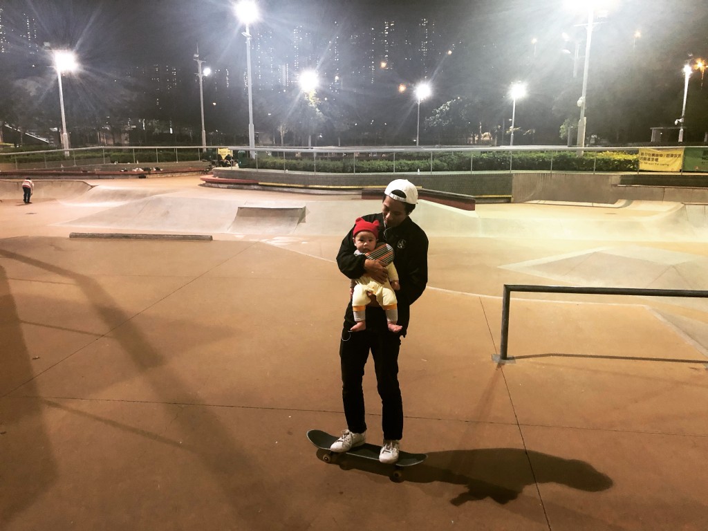 两父子在晚上玩滑板，是玟历每天最期待的时间。