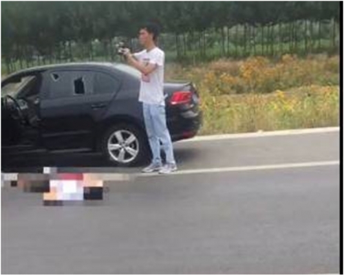 男子先用車撞倒女友及其女。網圖