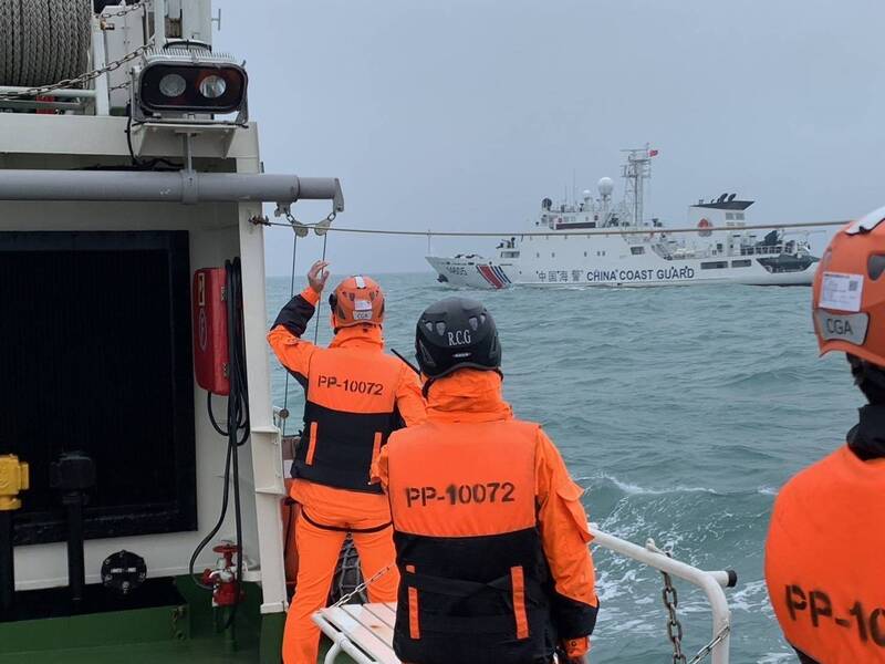 台湾海巡人员和大海警(白色船)一起在马祖海域搜寻大陆坠海失踪渔民。