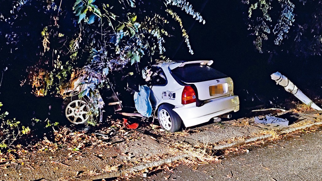 肇事辣跑几乎断为两截。