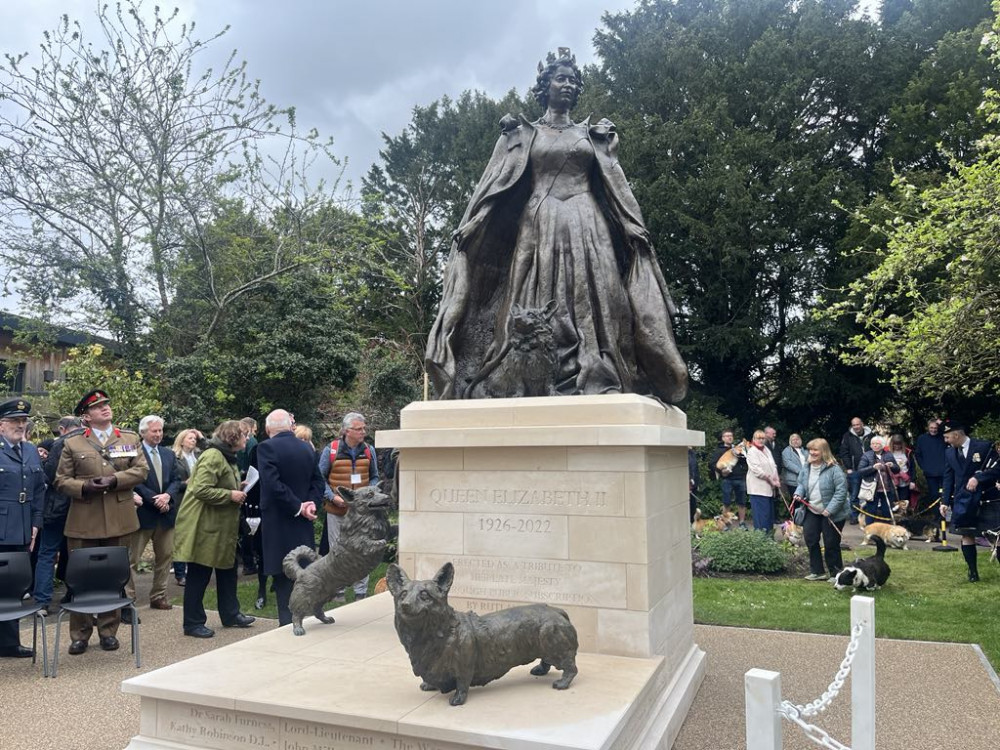 英女皇纪念雕像，有三只可爱的狗狗。