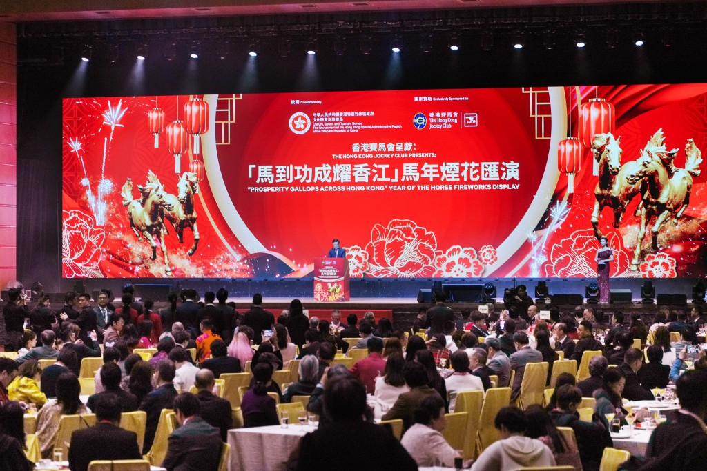 李家超在「馬到功成耀香江」馬年煙花匯演開幕禮致詞。吳艷玲攝 李家超在「馬到功成耀香江」馬年煙花匯演開幕禮致詞。吳艷玲攝