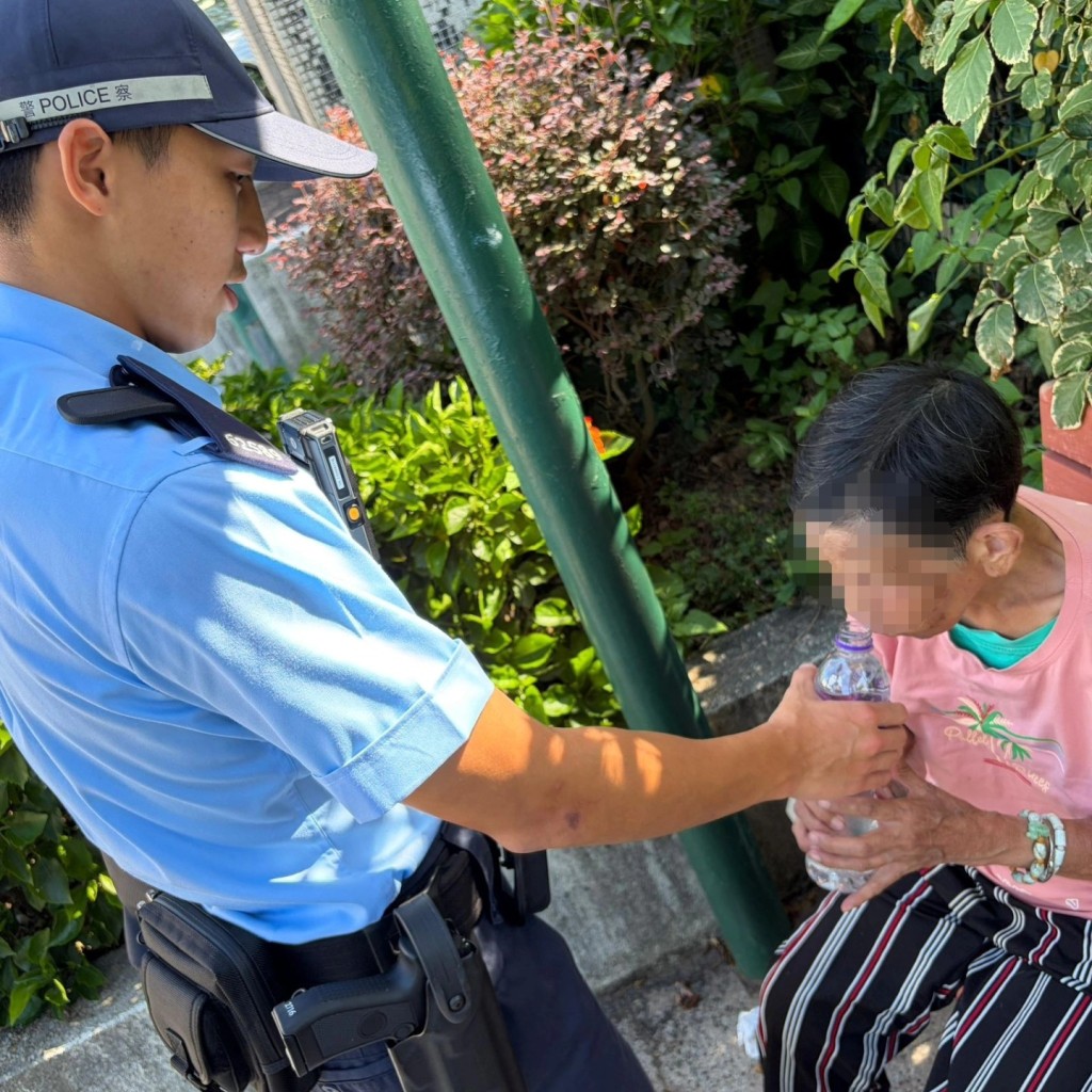 警員向其遞上樽裝水解渴。東區警區FB