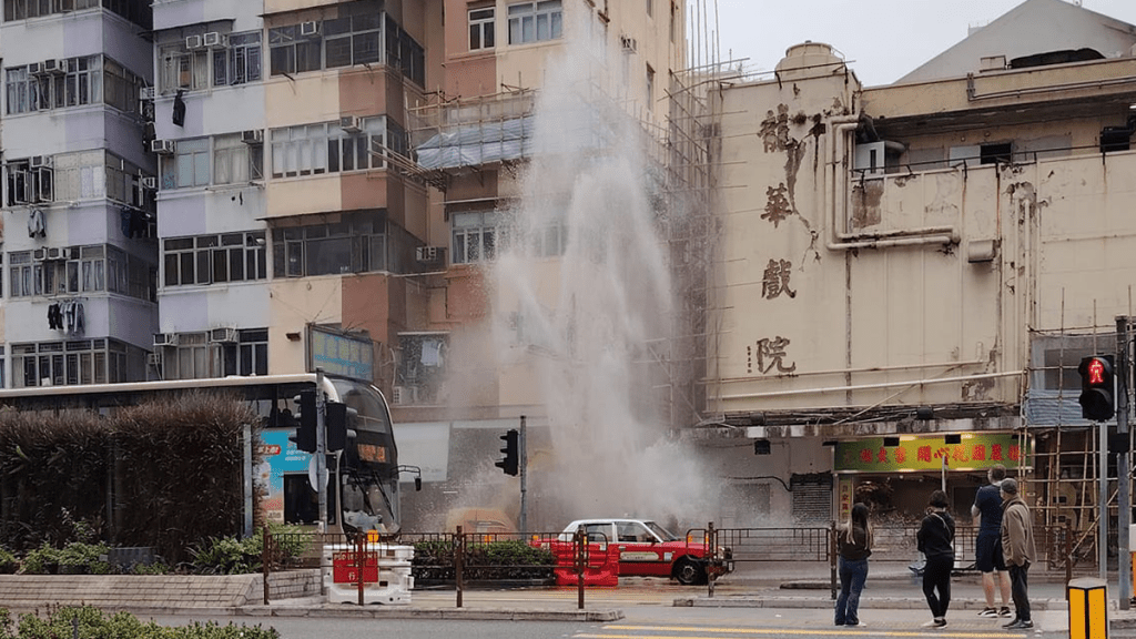 荃灣楊屋道下午爆鹹水管。網上圖片