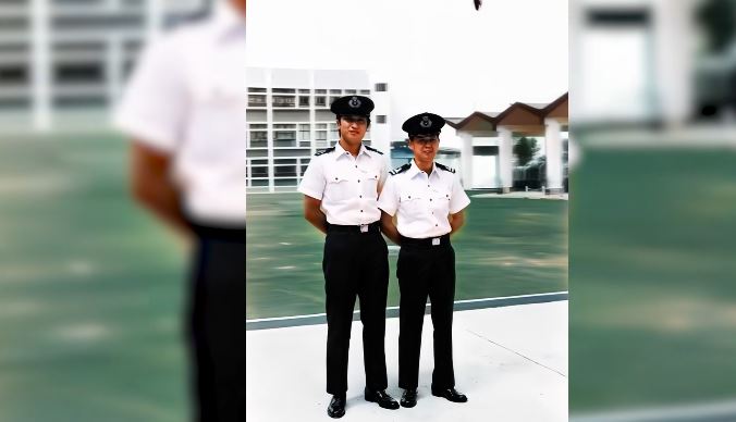 70年代白恤衫配深藍長褲。