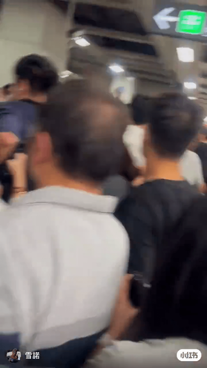 網傳影片,驚慌下乘客急步離開,發生擠湧。 網傳影片,驚慌下乘客急步離開,發生擠湧。