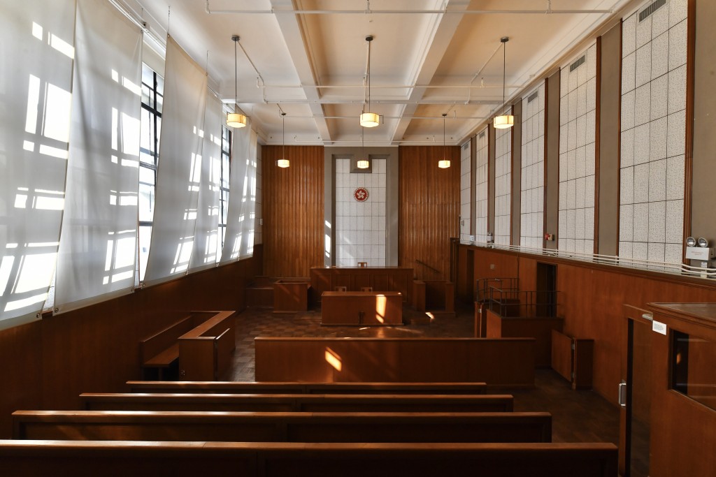 法院內部洋溢簡約古典建築風格。