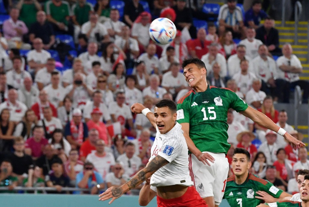 墨西哥后衞赫达摩兰奴十二分钟，接应中场路尔斯查维斯的传中球，门前头槌顶高。REUTERS