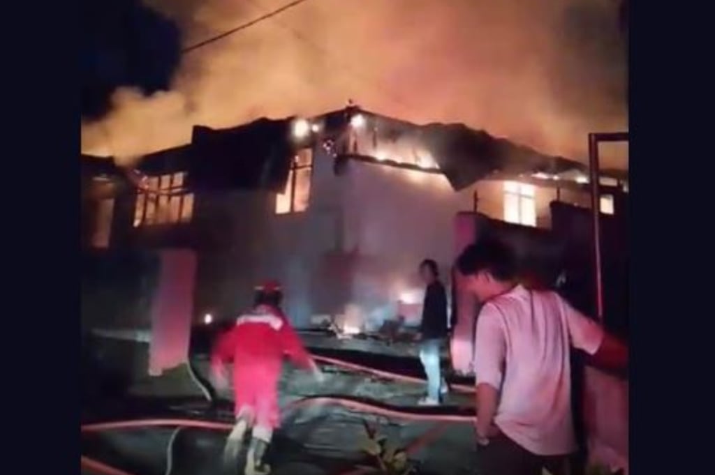 印尼萬鴉老市一間護老院發生大火，火光熊熊。FB/Didi Roa